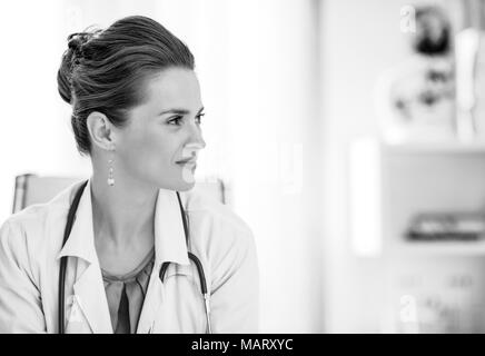 Moderna assistenza sanitaria. Ritratto di medico donna seduti ad una scrivania in ufficio Foto Stock