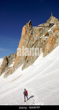 L'alpinista guardando la vista fantatstic e la salita davanti nelle Alpi francesi nei pressi di Chamonix Foto Stock