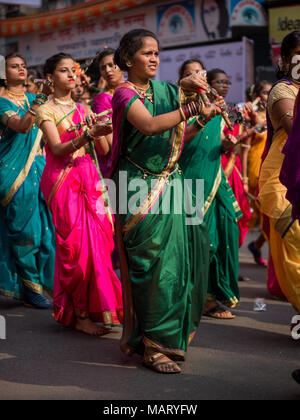 Mumbai, India - 18 Marzo 2018: Indù Anno Nuovo Parade (Gudhi Padva) è una parata annuale sul famoso Girgaon, Sud di Mumbai che coinvolgono musicisti, danza Foto Stock