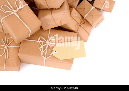 Mucchio disordinato di parcelle marrone con etichetta Foto Stock