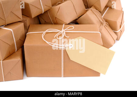 Mucchio disordinato di parcelle marrone con etichetta Foto Stock