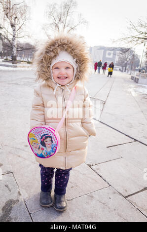 Happy bimbo di due anni che indossa il suo elegante cappotto invernale, Bulgaria Foto Stock