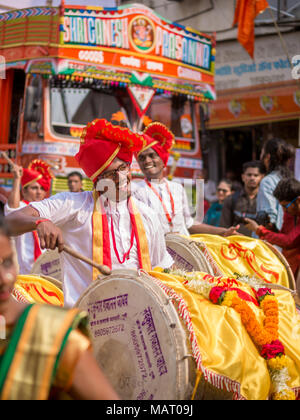 Mumbai, India - 18 Marzo 2018: Indù Anno Nuovo Parade (Gudhi Padva) è una parata annuale sul famoso Girgaon, Sud di Mumbai che coinvolgono musicisti, danza Foto Stock