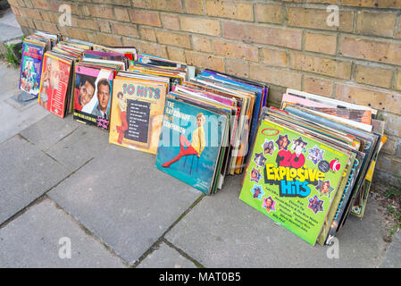 Vecchi LP in vinile lasciato fuori in strada per le persone ad aiutare se stessi, UK, Londra Foto Stock
