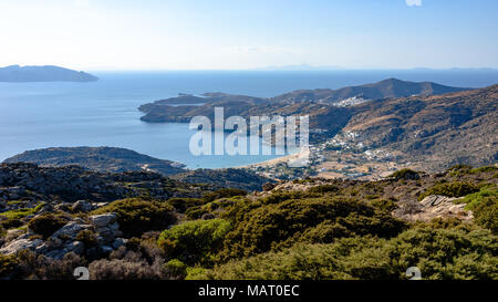 Guardando sopra la spiaggia di Mylopotas sull isola di Ios Foto Stock