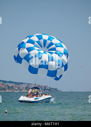 Blu ala parasail tirata da una barca in acqua di mare, Parasailing noto anche come parascending o parakiting Foto Stock