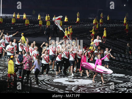 La squadra dell'Inghilterra durante i Giochi del Commonwealth alla cerimonia di apertura per lo stadio di Carrara sulla Gold Coast, Australia. Foto Stock