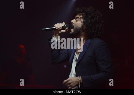 Napoli, Italia. 03Th Apr. Nek e Max Pezzali e Francesco Renga, tre grande musica italiana cantanti insieme per il loro tour "Max Nek Renga, il Tour", sul palcoscenico del Teatro Palapartenope a Napoli, Italia. Credito: Mariano Montella/Alamy Live News Foto Stock