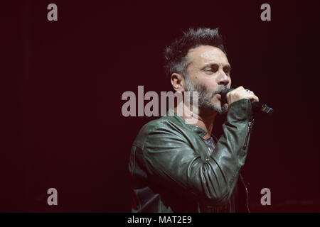 Napoli, Italia. 03Th Apr. Nek e Max Pezzali e Francesco Renga, tre grande musica italiana cantanti insieme per il loro tour "Max Nek Renga, il Tour", sul palcoscenico del Teatro Palapartenope a Napoli, Italia. Credito: Mariano Montella/Alamy Live News Foto Stock