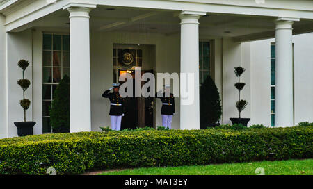 Washington, Stati Uniti d'America. 3 Aprile, 2018. Marines guardia all'ala ovest porta di ricezione della Casa Bianca il 3 aprile, 2018 foto di Dennis Brack Credito: Dennis Brack/Alamy Live News Foto Stock