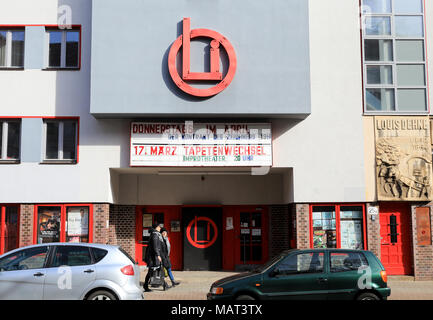 22 marzo 2018, Germania, Magdeburg: gli oli Lichtspiele Magdeburg nel quartiere Stadtfeld sono una delle cose che sono sulla lista di Magdeburg Bauhaus dell anno 2019. Per l anniversario Bauhaus 2019, città come Magdeburgo, Dessau e Halle vengono raffigurati come centri del moderno. Sassonia-anhalt previsto intorno 18, 5 milioni di euro per l'anniversario tra il 2017 e il 2019. Foto: Peter Gercke/dpa-Zentralbild/ZB Foto Stock