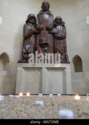 22 marzo 2018, Germania, Magdeburg: Il monumento Barlach a Magdeburgo la Cattedrale è una delle cose che sono sulla lista di Magdeburg Bauhaus dell anno 2019. Per l anniversario Bauhaus 2019, città come Magdeburgo, Dessau e Halle vengono raffigurati come centri del moderno. Sassonia-anhalt previsto intorno 18, 5 milioni di euro per l'anniversario tra il 2017 e il 2019. Foto: Peter Gercke/dpa-Zentralbild/ZB Foto Stock