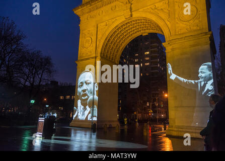 New York, NY, STATI UNITI D'AMERICA 3 Aprile 2018 l'arco a Washington Square Park è stato illuminato in arancione con immagini del dottor Martin Luther King proiettato sul lato sud come una registrazione del Re il discorso "ho lavorato alla cima" è stato svolto, in occasione del cinquantesimo anniversario della sua consegna alla vigilia del dottor King's assassinio. CREDIT ©Stacy Rosenstock Walsh/Alamy Live News Foto Stock