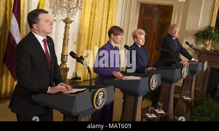 Washington, Distretto di Columbia, Stati Uniti d'America. 3 apr, 2018. Presidente Trump partecipa a una conferenza stampa con il Presidente Raimonds Vejonis della Lettonia(L), Presidente Kersti KALJULAID di Estonia(2 L) e Presidente Dalia Grybauskaite della Lituania(2 R) alla Casa Bianca a Washington. Credito: Chris Kleponis/CNP/ZUMA filo/Alamy Live News Foto Stock