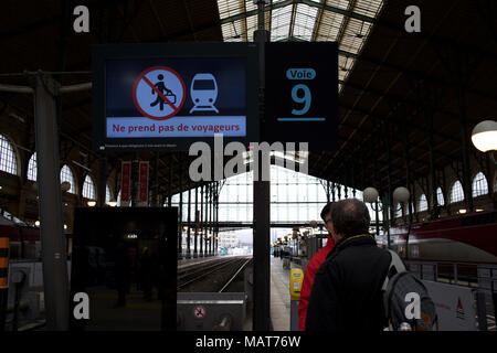 Parigi, Francia, 3 aprile 2018. Un passeggero chiede un operaio ferroviario per informazioni dopo il suo treno è annullato a causa di lavoratori ferroviari di scioperi, Gare du Nord. Credito: Jane Burke/Alamy Live News Foto Stock