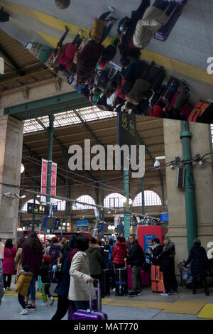 Parigi, Francia, 3 aprile 2018. Passeggeri attendere dopo il loro treno è annullato a causa di lavoratori ferroviari di scioperi, Gare du Nord. Credito: Jane Burke/Alamy Live News Foto Stock