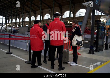 Parigi, Francia, 3 aprile 2018. Un passeggero chiede un operaio ferroviario per informazioni dopo il suo treno è annullato a causa di lavoratori ferroviari di scioperi, stazione ferroviaria Gare du Nord. Credito: Jane Burke/Alamy Live News Foto Stock