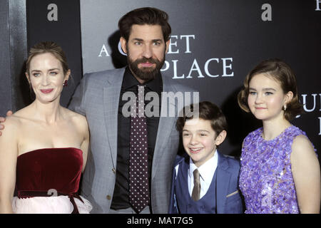 Emily Blunt, John Krasinski, Noè Jupe e Millicent Simmonds frequentando il 'un posto tranquillo' premiere a AMC Lincoln Square il 2 aprile 2018 nella città di New York. | Verwendung weltweit Foto Stock