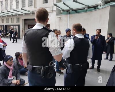 Londra, Regno Unito. 3 aprile 2018. Un gruppo di persiani-iraniani è visto protestare fuori dal quartier generale della BBC. I manifestanti lamentano La mancanza di copertura da parte del ramo persiano della BBC sui problemi etnici nel sud-ovest del Paese. Credito: Alamy News Foto Stock