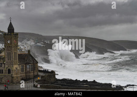 Porthleven, Cornwall, Regno Unito. Il 4 aprile 2018. Regno Unito Meteo. Grandi onde crash in riva a Porthleven portato dalla molla alta marea si gonfiano. Credito: Simon Maycock/Alamy Live News Foto Stock