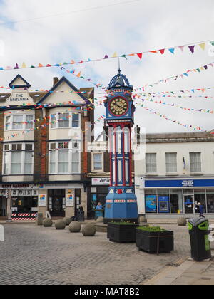Sheerness, Kent, Regno Unito. Il 4 aprile, 2018. Regno Unito Meteo: un soleggiato e caldo giorno in Sheerness centro città. Sheerness torre dell orologio costruito nel 1902 (11m alto) per commemorare l'incoronazione del re Edoardo VII. Credito: James Bell/Alamy Live News Foto Stock