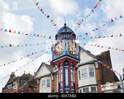 Sheerness, Kent, Regno Unito. Il 4 aprile, 2018. Regno Unito Meteo: un soleggiato e caldo giorno in Sheerness centro città. Sheerness torre dell orologio costruito nel 1902 (11m alto) per commemorare l'incoronazione del re Edoardo VII. Credito: James Bell/Alamy Live News Foto Stock