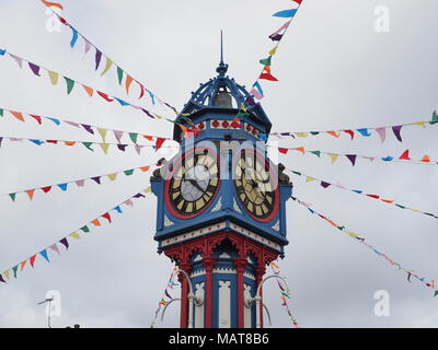 Sheerness, Kent, Regno Unito. Il 4 aprile, 2018. Regno Unito Meteo: un soleggiato e caldo giorno in Sheerness centro città. Sheerness torre dell orologio costruito nel 1902 (11m alto) per commemorare l'incoronazione del re Edoardo VII. Credito: James Bell/Alamy Live News Foto Stock