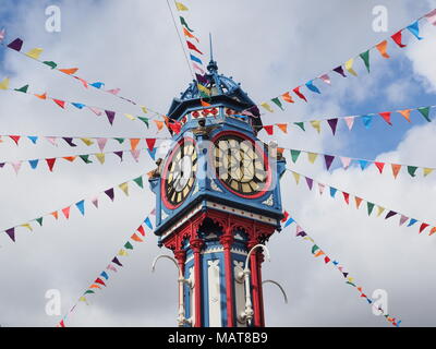Sheerness, Kent, Regno Unito. Il 4 aprile, 2018. Regno Unito Meteo: un soleggiato e caldo giorno in Sheerness centro città. Sheerness torre dell orologio costruito nel 1902 (11m alto) per commemorare l'incoronazione del re Edoardo VII. Credito: James Bell/Alamy Live News Foto Stock