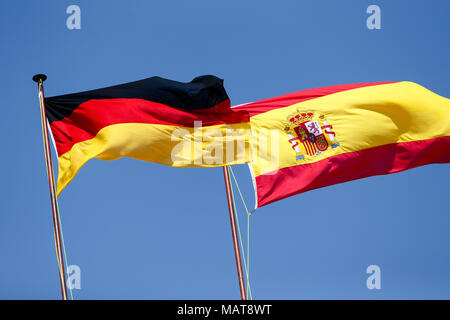 Valencia, Spagna. Il 4 aprile, 2018. La spagnolo e tedesco bandiera sventola al vento durante la Coppa Davis Quarterfinal match tra la Spagna e la Germania a la Plaza de Torros. Credito: Frank Molter/Alamy Live News Foto Stock