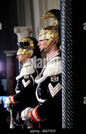 Roma, Italia. Il 4 aprile, 2018. Corazzieri Roma 04/04/2018. Il Quirinale. Primo giorno di consultazioni per la costituzione del nuovo Governo Roma 4 aprile 2018.Il Quirinale. Primo giorno della consultazione con il Presidente della Repubblica per un nuovo governo Foto Samantha Zucchi Insidefoto Credito: insidefoto srl/Alamy Live News Foto Stock