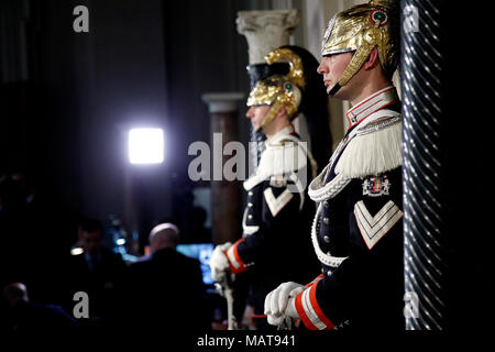 Roma, Italia. Il 4 aprile, 2018. Corazzieri Roma 04/04/2018. Il Quirinale. Primo giorno di consultazioni per la costituzione del nuovo Governo Roma 4 aprile 2018.Il Quirinale. Primo giorno della consultazione con il Presidente della Repubblica per un nuovo governo Foto Samantha Zucchi Insidefoto Credito: insidefoto srl/Alamy Live News Foto Stock