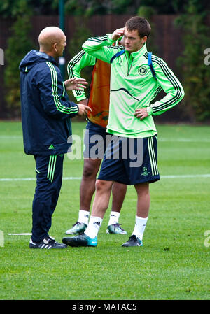 FILE: 4 Aprile 2018: Ray Wilkins passa. Foto: Cobham, Regno Unito. 29Sep, 2010. Ray Wilkins incoraggia un giovane Josh McCreachan durante il corso di formazione a Cobham prima della seconda tornata di Champions League contro il Marsiglia FC SETT 2010 Credit: Motofoto/Alamy Live News Foto Stock