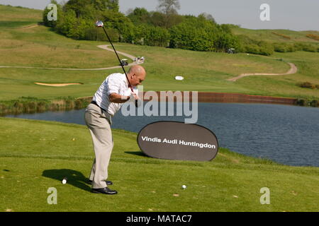 FILE: 4 Aprile 2018: Ray Wilkins passa. Foto: Club di Londra, Regno Unito. Il 7 maggio, 2008. Ray Wilkins tees off al 'portieri Open Golf Championship" presso il Club di Londra, 2008. Ray era mad keen sul suo golf e lo prese quasi come sul serio come il suo calcio. Credito: Motofoto/Alamy Live News Foto Stock