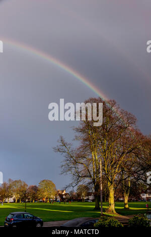 Northampton. Regno Unito. 4 apr, 2018. Regno Unito Meteo. Dopo un umido e nuvoloso giorno la sera le nubi sono la compensazione e il sole è venuta fuori dando un arcobaleno colorato su Park Ave South e Abington Park. Credito: Keith J Smith./Alamy Live News Foto Stock