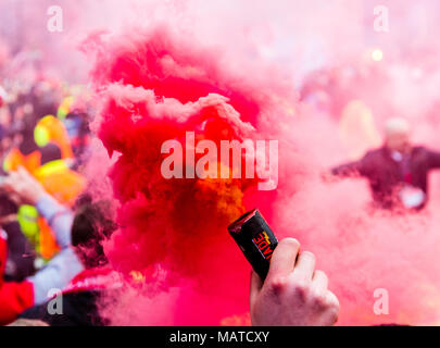 Anfield, UK. 4 apr, 2018. Anfield, Liverpool, in Inghilterra; Champions League quarti di finale, la prima gamba, Liverpool v Manchester City; tifosi del Liverpool davanti al credito di gioco: News Immagini/Alamy Live News Foto Stock