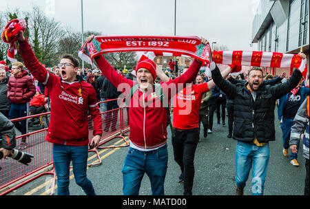 Anfield, UK. 4 apr, 2018. Anfield, Liverpool, in Inghilterra; Champions League quarti di finale, la prima gamba, Liverpool v Manchester City; tifosi del Liverpool davanti al credito di gioco: News Immagini/Alamy Live News Foto Stock