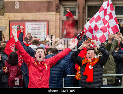 Anfield, UK. 4 apr, 2018. Anfield, Liverpool, in Inghilterra; Champions League quarti di finale, la prima gamba, Liverpool v Manchester City; tifosi del Liverpool davanti al credito di gioco: News Immagini/Alamy Live News Foto Stock