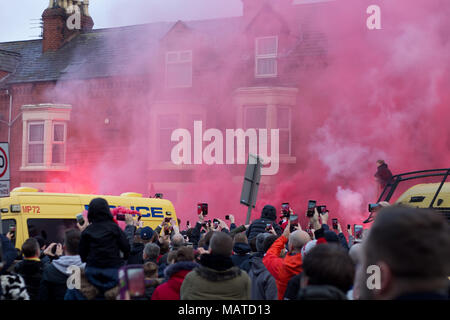 Anfield, UK. 4 apr, 2018. Tifosi del Liverpool benvenuto il Liverpool FC giocatori coach come si arriva ad Anfield per il trimestre finale 1 gamba della Champions League. Credito: ken biggs/Alamy Live News Foto Stock