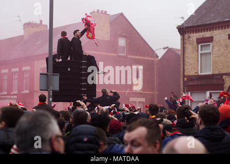 Anfield, UK. 4 apr, 2018. Tifosi del Liverpool benvenuto il Liverpool FC giocatori coach come si arriva ad Anfield per il trimestre finale 1 gamba della Champions League. Credito: ken biggs/Alamy Live News Foto Stock