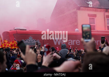 Anfield, UK. 4 apr, 2018. Tifosi del Liverpool benvenuto il Liverpool FC giocatori coach come si arriva ad Anfield per il trimestre finale 1 gamba della Champions League. Credito: ken biggs/Alamy Live News Foto Stock