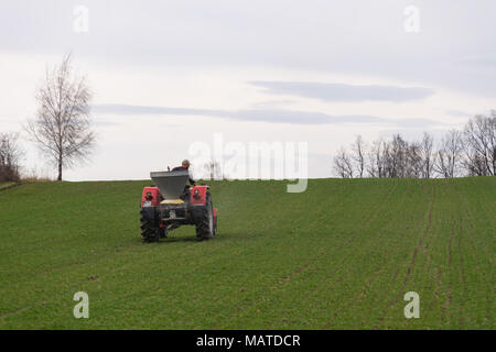 Głebowice, Polonia, 4 aprile 2018. La Polonia meteo; un altro giorno di primavera, caldo senza pioggia. Gli agricoltori trattori a sinistra per campi arabili per concimare con concimi per aumentare il raccolto della vegetazione. Credito: w124merc / Alamy Live News Foto Stock