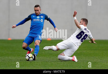 Budapest, Ungheria. 4 apr, 2018. (R-l) Dzenan Burekovic di Újpest FC slitta affronta Patrik Vass di MTK Budapest durante la Coppa ungherese trimestre finale 2 Gamba match tra la MTK Budapest e Újpest FC a Nandor Hidegkuti Stadium il 4 aprile 2018 a Budapest, Ungheria. Credito: Laszlo Szirtesi/Alamy Live News Foto Stock