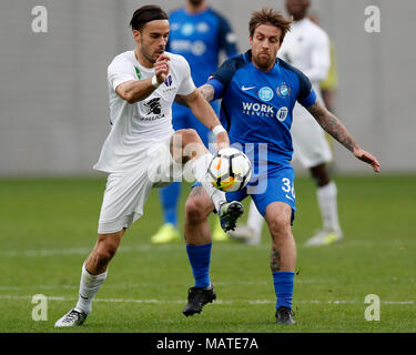 Budapest, Ungheria. 4 apr, 2018. (L-r) David Mohl di Újpest FC compete per la sfera con Adam Vass di MTK Budapest durante la Coppa ungherese trimestre finale 2 Gamba match tra la MTK Budapest e Újpest FC a Nandor Hidegkuti Stadium il 4 aprile 2018 a Budapest, Ungheria. Credito: Laszlo Szirtesi/Alamy Live News Foto Stock