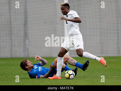 Budapest, Ungheria. 4 apr, 2018. (R-l) Alassane Diallo di Újpest FC falli Adam Vass di MTK Budapest durante la Coppa ungherese trimestre finale 2 Gamba match tra la MTK Budapest e Újpest FC a Nandor Hidegkuti Stadium il 4 aprile 2018 a Budapest, Ungheria. Credito: Laszlo Szirtesi/Alamy Live News Foto Stock