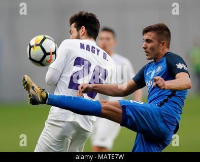 Budapest, Ungheria. 4 apr, 2018. (R-l) David Jakab di MTK Budapest vince la palla da Daniel Nagy di Újpest FC durante la Coppa ungherese trimestre finale 2 Gamba match tra la MTK Budapest e Újpest FC a Nandor Hidegkuti Stadium il 4 aprile 2018 a Budapest, Ungheria. Credito: Laszlo Szirtesi/Alamy Live News Foto Stock