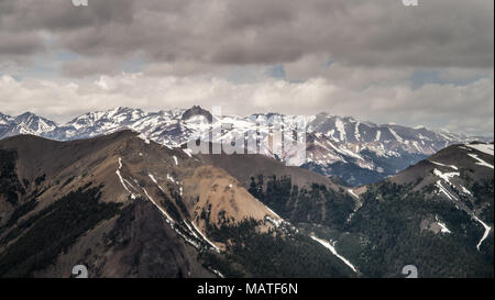 Vista sulle catene montuose (compreso il Monte Saba) del sud montagne Chilcotin in primavera, con un sacco di neve ancora intorno a. (BC, Canada) Foto Stock