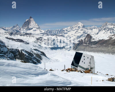 Moderno e futuristico baita di montagna nelle Alpi svizzere nei pressi di Zermatt con la vista del Matterhorn sullo sfondo Foto Stock