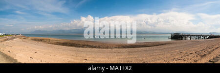 Vista da Beaumaris fronte mare attraverso lo Stretto di Menai verso il Parco Nazionale di Snowdonia Foto Stock