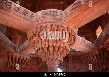 Lotus scolpito a forma di pietra arenaria rossa pilastro centrale del Diwan-i-Khas ( Hall di udienza privata ) Fatephur Sikri Agra District Uttar Pradesh, India