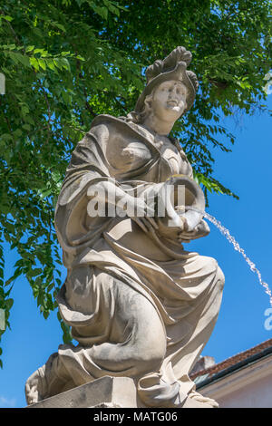 Statua di una donna con la brocca a Bratislava Foto Stock